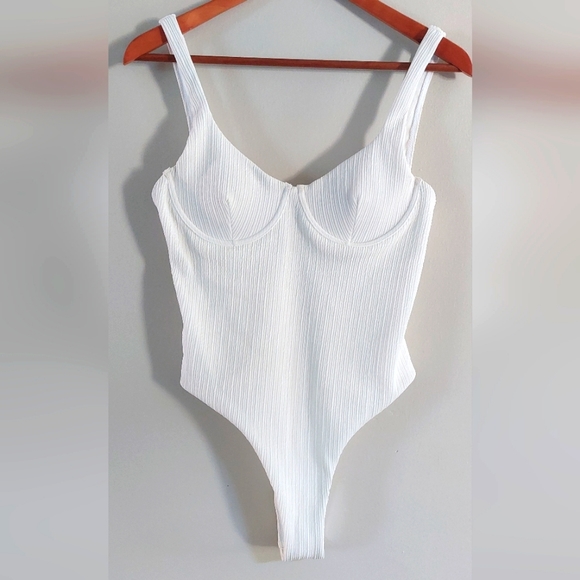 White one piece lined ribbed swim suit - Picture 3 of 7